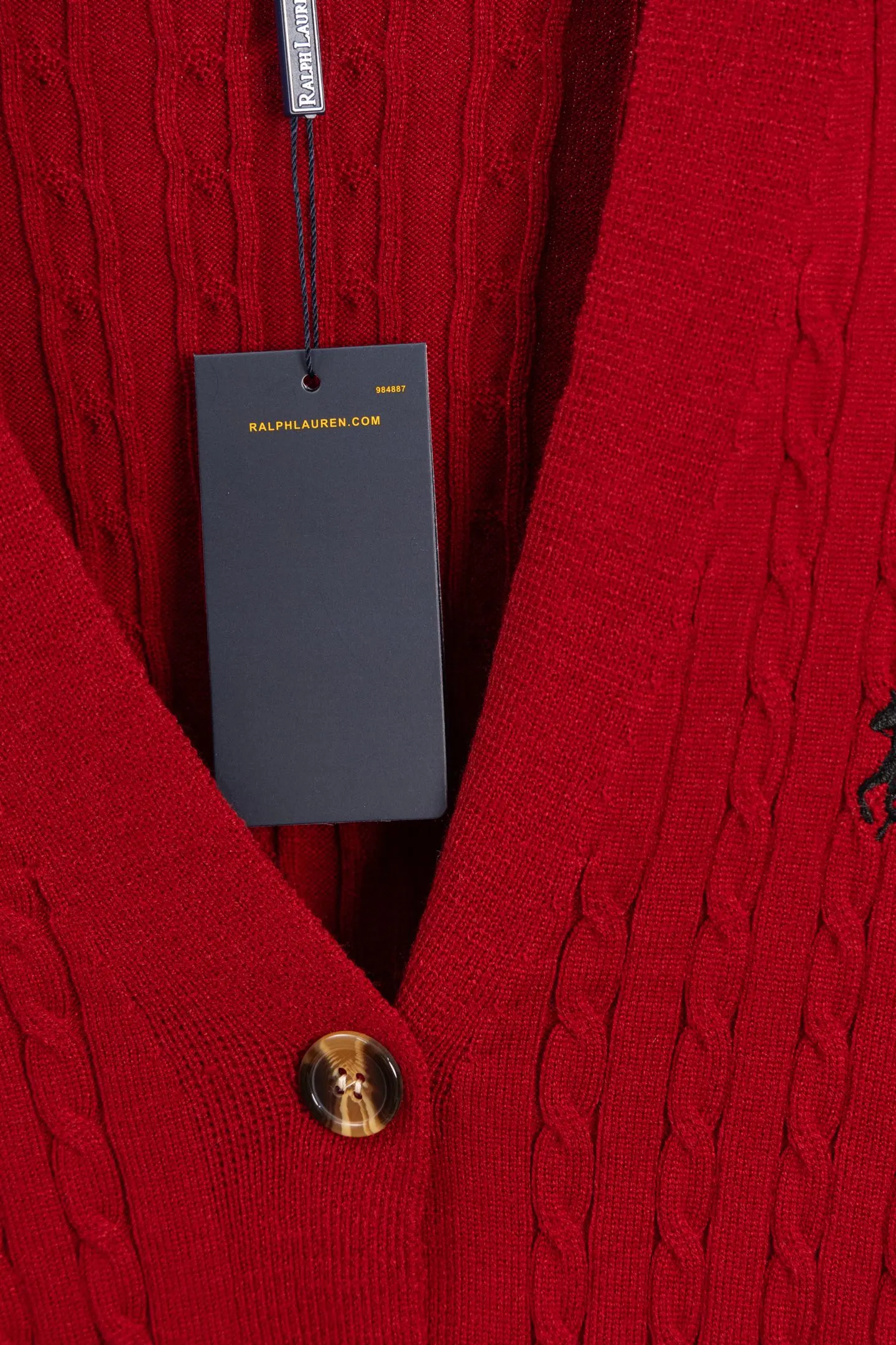 P190 Ralph Lauren Classic V-neck Solid Color Pony Embroidered Logo Knitted Cardigan Long Sleeve Ralph Lauren Classic Basic Versatile Twist Knitted Cardigan Long Sleeve Main supply platform live broadcast Wholesale entity Replenish when out of stock Not removed from the shelves Quality 1:1 patterning Complete three standards Correct version of pony logo Imported quality cotton yarn Focus on high-end Cost-effective Good quality Needless to say Zhao Lusi's same style is really amazing, so sweet I'm so beautiful. This cardigan is really good-looking. It's simple and easy to wear. It's a must-have for goddess ootd. Good-looking clothes are never picky. A must-have in the wardrobe of goddesses. Size: S-XL. Color: Navy blue, red, khaki, dark gray.